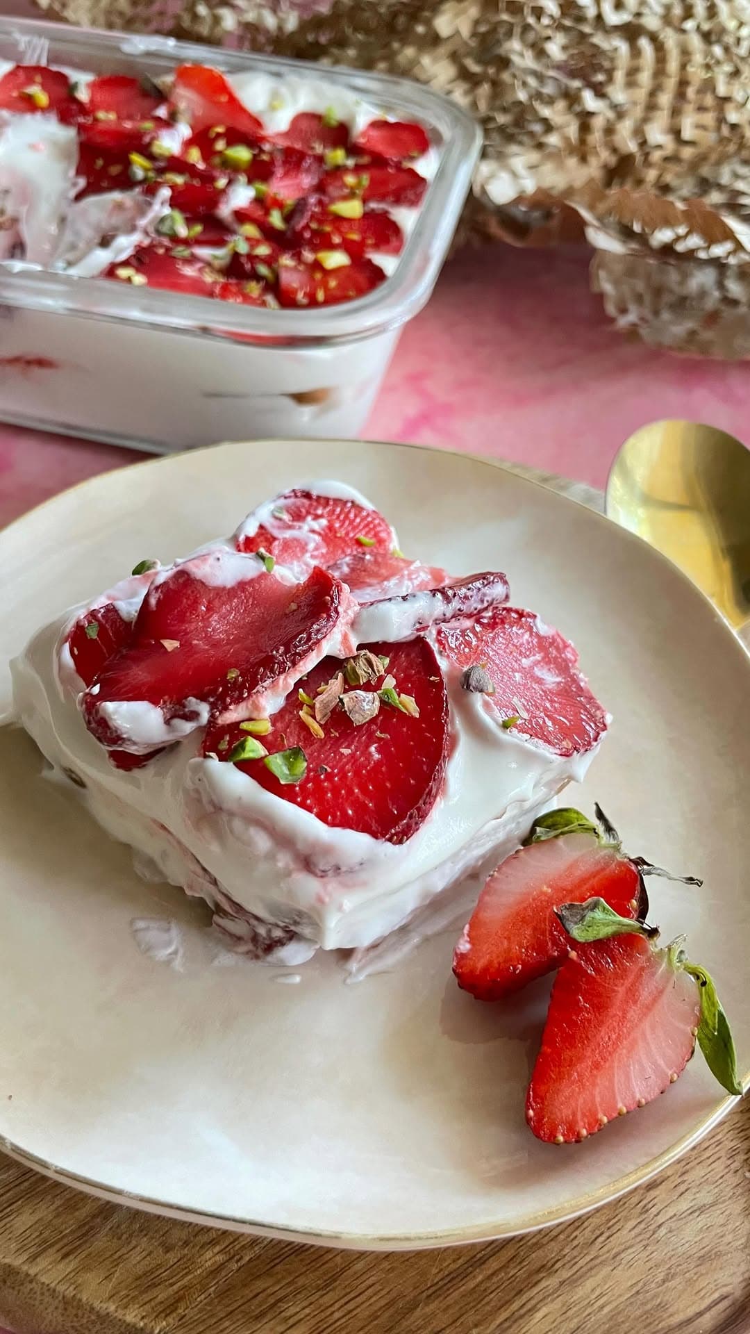 Strawberry FloatFollow janhvi_darji for more !